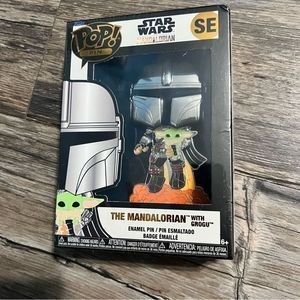 POP Funko Star Wars: Across The Galaxy - The Mandalorian Holding Grogu with Pin